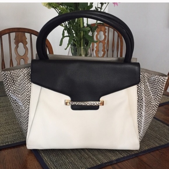 Vince Camuto Handbags - Vince Camuto bag 👜